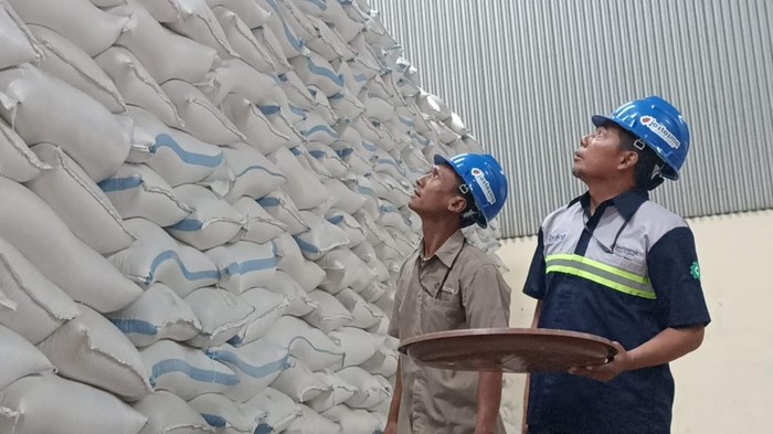 Petugas melakukan pengecekan stok beras di Gudang Bulog Pulosari, Tulungagung