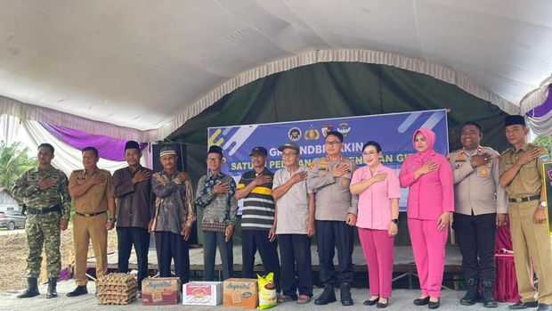 Polda Sumsel melalui Polres OKU Timur memasifkan penyaluran bansos ke masyarakat menyambut Hari Bhayangkara sekaligus komitmen Polri mendukung ketahanan sosial. (dok Polda Sumsel)
