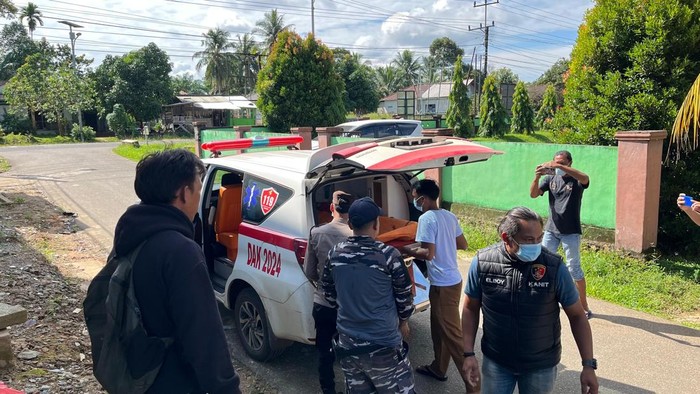 Polisi dan warga mengevakuasi jasad korban