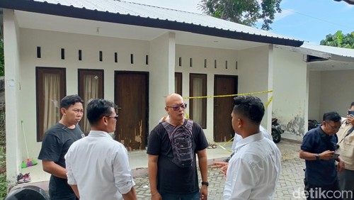 Polisi melakukan olah TKP penemuan mahasiswi tewas di kamar kos wilayah Gomong, Mataram, NTB, Senin (18/5/2026). (Foto: Abdurrasyid Efendi/detikBali)