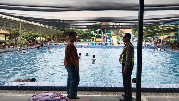 Polisi mengecek TKP kolam di Gresik