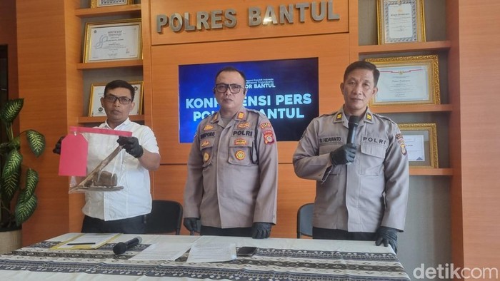 Polisi menunjukkan barang bukti yang digunakan pelaku untuk memukuli korban di bulak sawah Srihardono, Pundong, Bantul, Senin (18/5/2026).