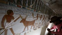 Artefak penutup makam Tutankhamun dipamerkan. Foto: REUTERS/Mohamed Abd El Ghany