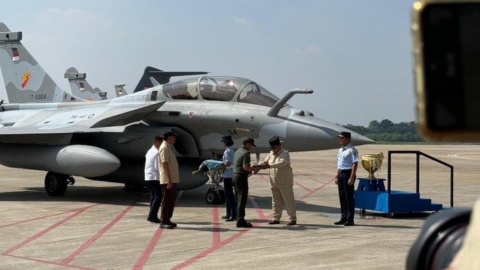 Prabowo Serahkan 6 Pesawat Rafale hingga Misil Buatan Prancis ke TNI