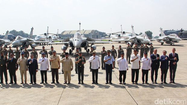 Presiden Prabowo Subianto menyerahkan enam pesawat Rafale dan misil Prancis kepada TNI di Lanud Halim Perdanakusuma, Senin (18/5/2026). Penyerahan ditandai dengan pelepasan tirai logo Skadron Udara 12 di badan pesawat Rafale.