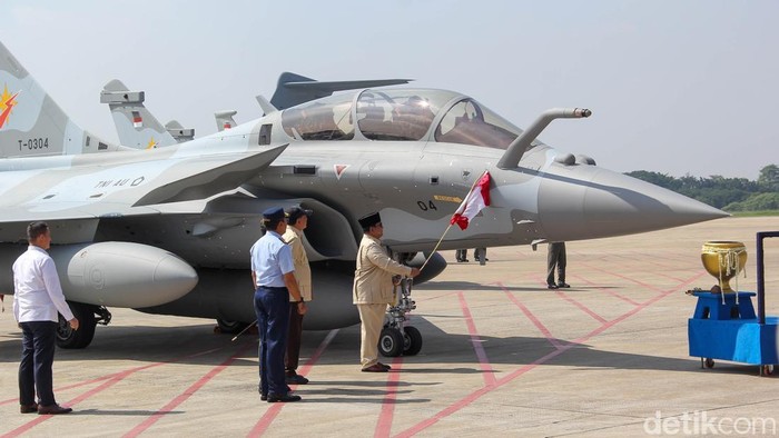 Presiden Prabowo Subianto menyerahkan enam pesawat Rafale dan misil Prancis kepada TNI di Lanud Halim Perdanakusuma, Senin (18/5/2026).