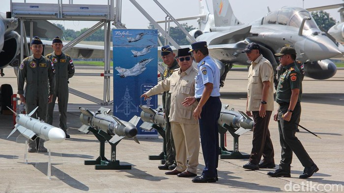 Presiden Prabowo Subianto menyerahkan enam pesawat Rafale dan misil Prancis kepada TNI di Lanud Halim Perdanakusuma, Senin (18/5/2026). Penyerahan ditandai dengan pelepasan tirai logo Skadron Udara 12 di badan pesawat Rafale.