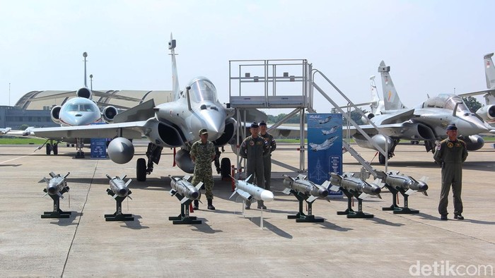Presiden Prabowo Subianto menyerahkan enam pesawat Rafale dan misil Prancis kepada TNI di Lanud Halim Perdanakusuma, Senin (18/5/2026). Penyerahan ditandai dengan pelepasan tirai logo Skadron Udara 12 di badan pesawat Rafale.