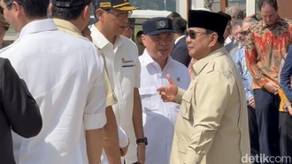 Usai Serahkan Alutsista ke TNI, Prabowo Tanya Purbaya: Dolar Gimana?