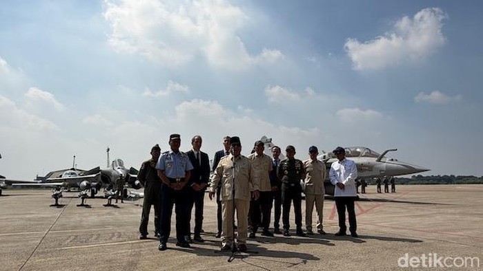 Presiden Prabowo menyerahkan pesawat tempur hingga misil buatan Prancis ke TNI (Eva Savitri/detikcom)