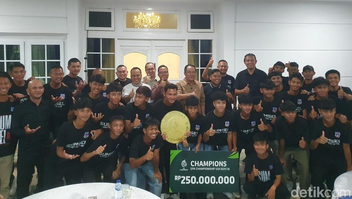 Presiden Sumsel United saat menerima pemain Sumsel United U-19.