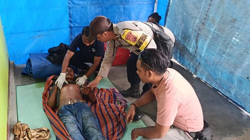 Kapospol Soliu Aipda Johanis Gaerth Lerrik saat melakukan olah TKP di lokasi meninggalnya pria di Pasar Oefitis, Kupang, Senin (18/5/2026).