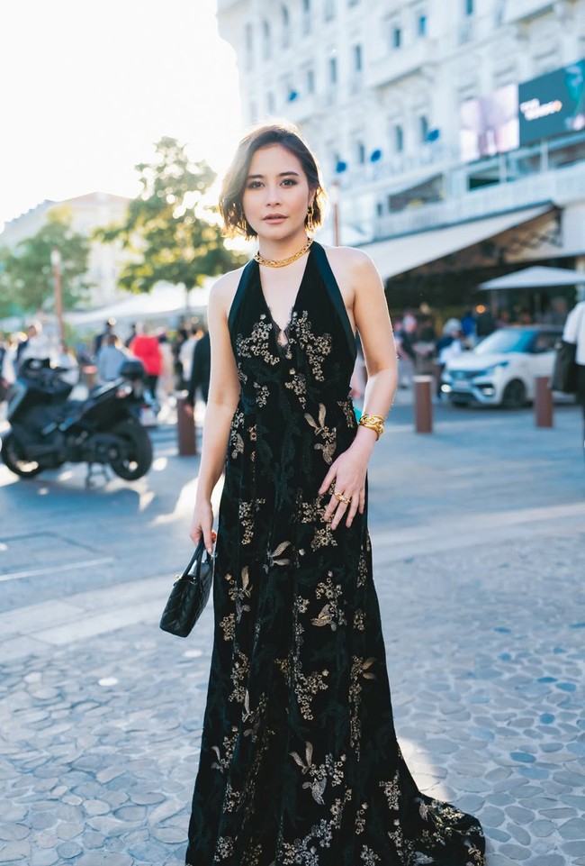 Prilly Latuconsina muncul dengan gaun velvet A-line backless yang dipakainya memiliki garis leher halter berpadu potongan V rendah, dengan bordiran floral emas yang menambah kesan mewah. (Foto: Instagram/@prillylatuconsina96)