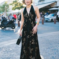 Prilly Latuconsina muncul dengan gaun velvet A-line backless yang dipakainya memiliki garis leher halter berpadu potongan V rendah, dengan bordiran floral emas yang menambah kesan mewah. (Foto: Instagram/@prillylatuconsina96)