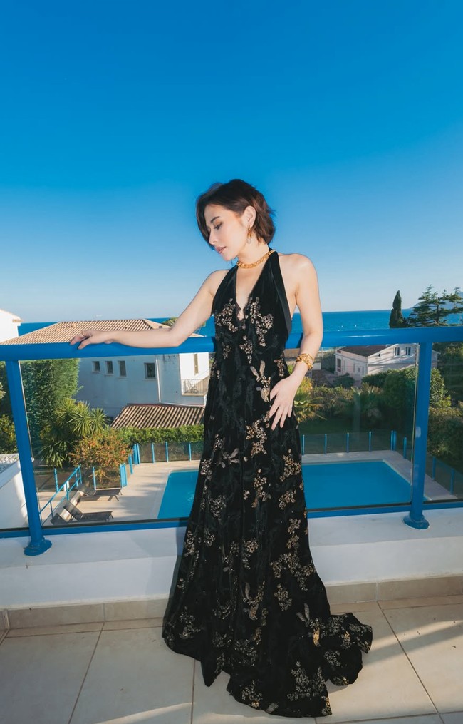 Rancangan desainer Liliana Lim, gaun tersebut memiliki potongan flowy yang membuat penampilan Prilly terlihat anggun dan dramatis. Bagian rok menjuntai hingga lantai menciptakan kesan red carpet look yang feminin dan elegan. Foto: Instagram/@prillylatuconsina96