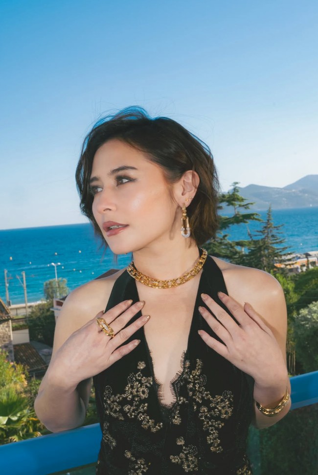 Prilly memilih gaya rambut pendek sebahu dengan tekstur soft waves. Tatanan ini membuat penampilannya terlihat dewasa, classy, dan effortless. Belahan samping tipis juga memberi efek wajah yang lebih tegas dan feminin. Foto: Instagram/@prillylatuconsina96