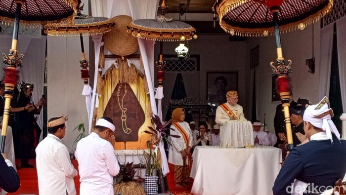 Prosesi pengembalian Mahkota Binokasih dari Gubernur Jawa Barat Dedi Mulyadi ke Kerajaan Sumedang Larang.
