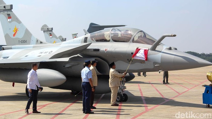 Presiden Prabowo Subianto menyerahkan enam pesawat Rafale dan misil Prancis kepada TNI di Lanud Halim Perdanakusuma, Senin (18/5/2026). Penyerahan ditandai dengan pelepasan tirai logo Skadron Udara 12 di badan pesawat Rafale.