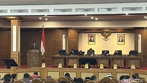 Rapat Paripurna DPRD Bali pembahasan Raperda Perubahan Perda Pajak dan Retribusi Daerah, Senin (18/5/2026).