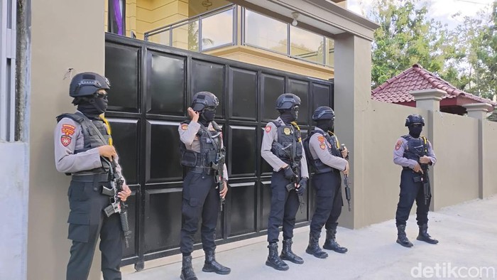 Rumah mewah di Pacitan digeledah KPK.