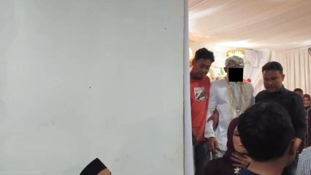 Saat H (24) diringkus jajaran Polsek Ibun saat resepsi pernikahan di Ibun, Kabupaten Bandung Saat H (24) diringkus jajaran Polsek Ibun saat resepsi pernikahan di Ibun, Kabupaten Bandung