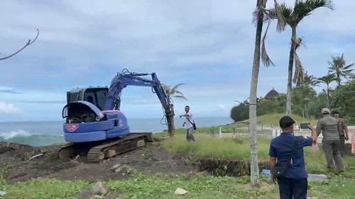 Satpol PP Badung membongkar fondasi bangunan yang rencananya dijadikan kafe di pesisir Pantai Seseh, Badung, Bali, Senin (18/5/2026). (Foto: Satpol PP Badung)