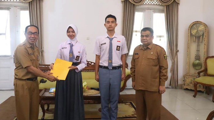 Sekretaris Daerah Kabupaten Sukabumi, Ade Suryaman, resmi melepas Darrel Thio Akhdan dan Deby Cahaya Renisya untuk mengikuti seleksi Paskibraka Tingkat Provinsi Jawa Barat Tahun 2026