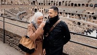 Sebelum menikah dengan Teuku Wisnu, Shireen Sungkar pernah pacaran dengan Adly Fairuz. Mereka bertiga sama-sama membintangi sinetron Cinta Fitri. Asmara Shireen dan Adly kandas pada 2010 setelah tiga tahun pacaran. Berawal dari cinta lokasi, Teuku Wisnu meluluhkan hati Shireen. Kemudian mereka menikah pada 17 November 2013 setelah berpacaran selama dua tahun. Foto: Instagram @shireensungkar