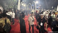 Suasana area gerbang masuk Gedung sate diwarnai jajanan khas Sunda (Foto: Adi Mukti)