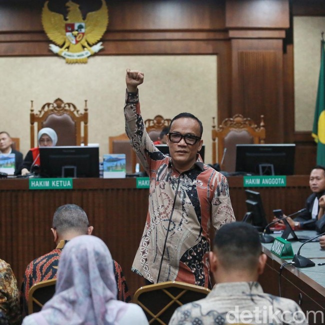 Tangan Mengepal Noel Menghadapi Tuntutan Jaksa