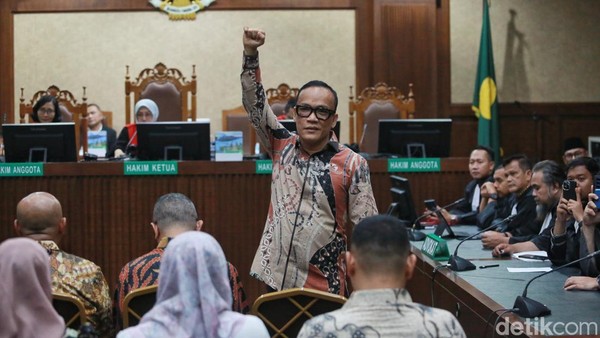 Tangan Mengepal Noel Menghadapi Tuntutan Jaksa