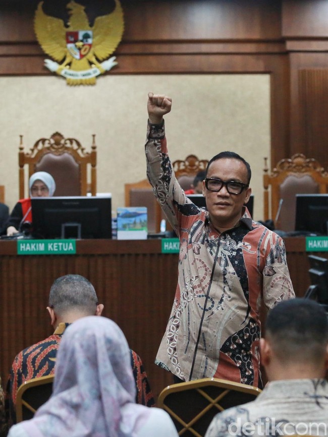 Tangan Mengepal Noel Menghadapi Tuntutan Jaksa