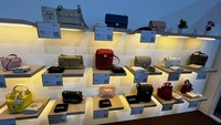 Tas-tas branded milik Sandra Dewi yang juga dilelang sebagai barang rampasan Kejagung RI. Foto: (Rumondang/detikcom)
