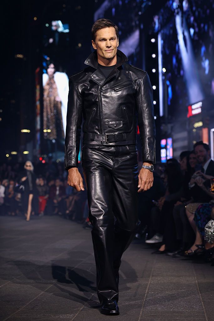 Tom Brady berjalan di atas panggung peragaan busana GucciCore pada 16 Mei 2026 di New York City.