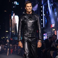 Tom Brady Debut di Runway Show Gucci, Cara Jalannya Disebut Mirip RoboCop