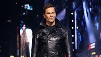 Tom Brady Debut di Runway Show Gucci, Cara Jalannya Disebut Mirip RoboCop