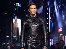 Tom Brady Debut di Runway Show Gucci, Cara Jalannya Disebut Mirip RoboCop