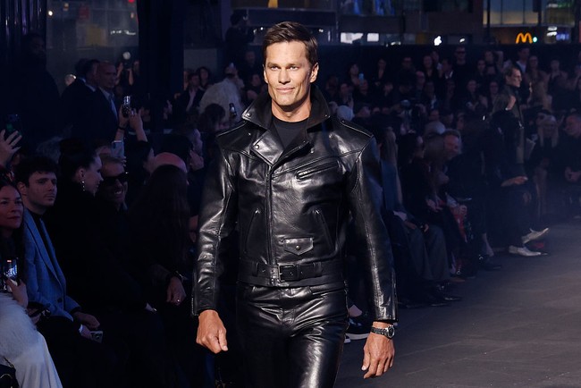 Tom Brady kembali menjadi sorotan setelah dikabarkan menjalin hubungan dengan supermodel Candice Swanepoel. Kisah asmara mantan quarterback NFL itu pun mengingatkan publik pada sejumlah model Victoria’s Secret yang pernah dekat dengannya, termasuk mantan istrinya, Gisele Bündchen. Foto: Getty Images/Taylor Hill