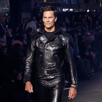 Tom Brady kembali menjadi sorotan setelah dikabarkan menjalin hubungan dengan supermodel Candice Swanepoel. Kisah asmara mantan quarterback NFL itu pun mengingatkan publik pada sejumlah model Victoria’s Secret yang pernah dekat dengannya, termasuk mantan istrinya, Gisele Bündchen. Foto: Getty Images/Taylor Hill