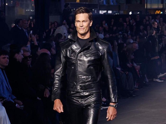 Tom Brady berjalan di atas panggung peragaan busana GucciCore pada 16 Mei 2026 di New York City.