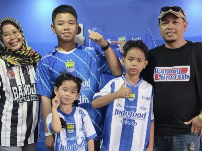 Ujang dan keluarga saat nonton Persib di Stadion
