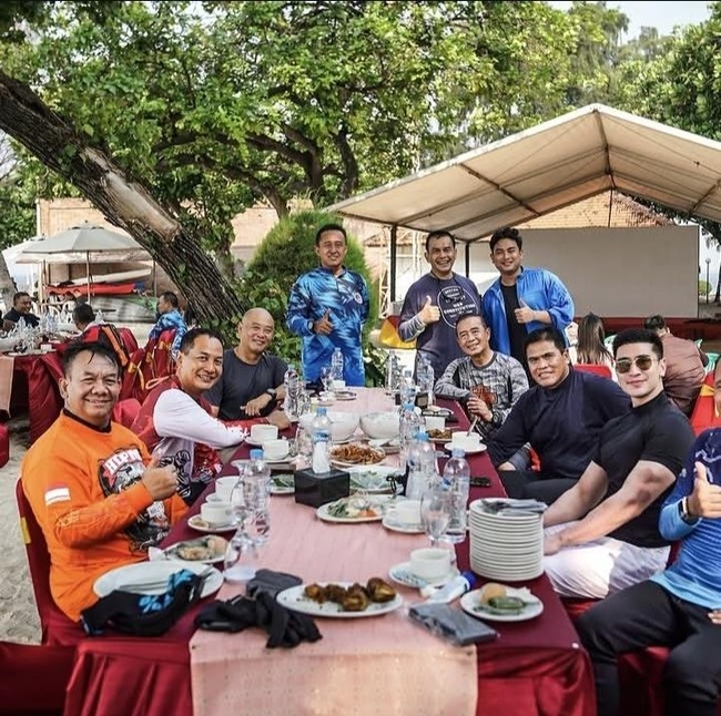 Momen Verrell Bramasta Kulineran Bareng TNI AL sampai Pejabat di Uzbekistan