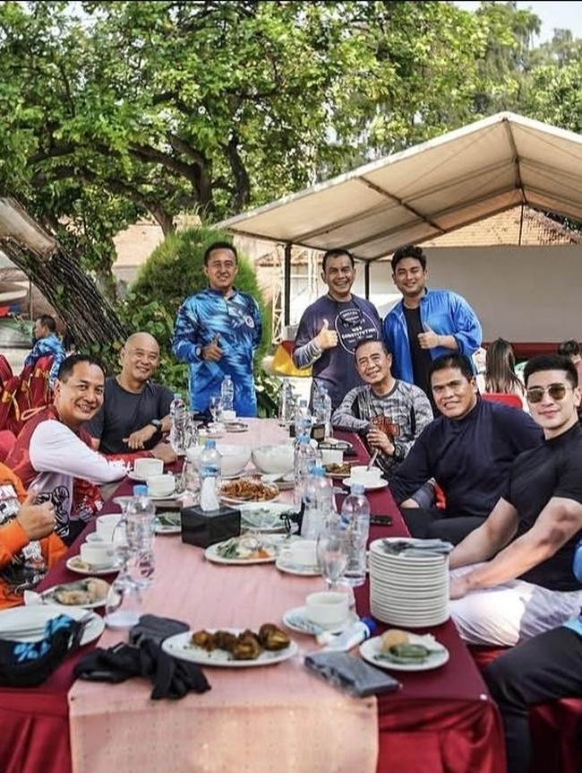Momen Verrell Bramasta Kulineran Bareng TNI AL sampai Pejabat di Uzbekistan