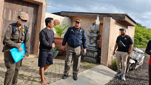 Dokumentasi petugas Satpol PP Klungkung saar melakukan penindakan di sejumlah vila di Nusa Penida, Klungkung, Bali. (dok. Satpol PP Klungkung)