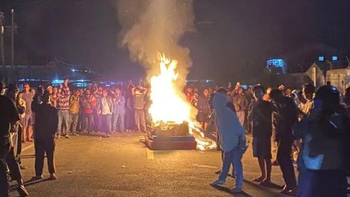 Viral Warga Dobrak Rumah-Bakar Mesin Judi di Karo, Jalan Diblokade