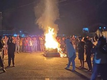 Viral Warga Dobrak Rumah-Bakar Mesin Judi di Karo, Jalan Diblokade