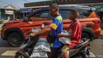 Warga Rela Mengantre Sejak Pagi Demi Dapat Bantuan Pangan Nasional
