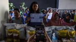 Warga Rela Mengantre Sejak Pagi Demi Dapat Bantuan Pangan Nasional