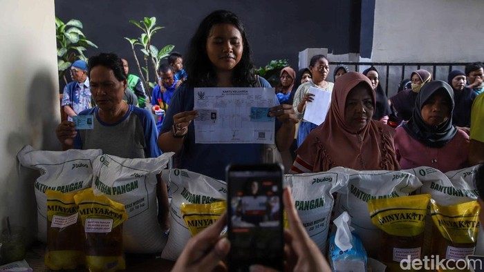 Ratusan warga memadati Kantor Kelurahan Pulo Gebang, Jakarta Timur, untuk mengantre bantuan sosial pangan nasional, Senin (18/5/2026). Sejak pagi hari, warga telah datang membawa dokumen persyaratan demi mendapatkan paket bantuan sembako dari pemerintah.