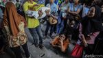 Warga Rela Mengantre Sejak Pagi Demi Dapat Bantuan Pangan Nasional